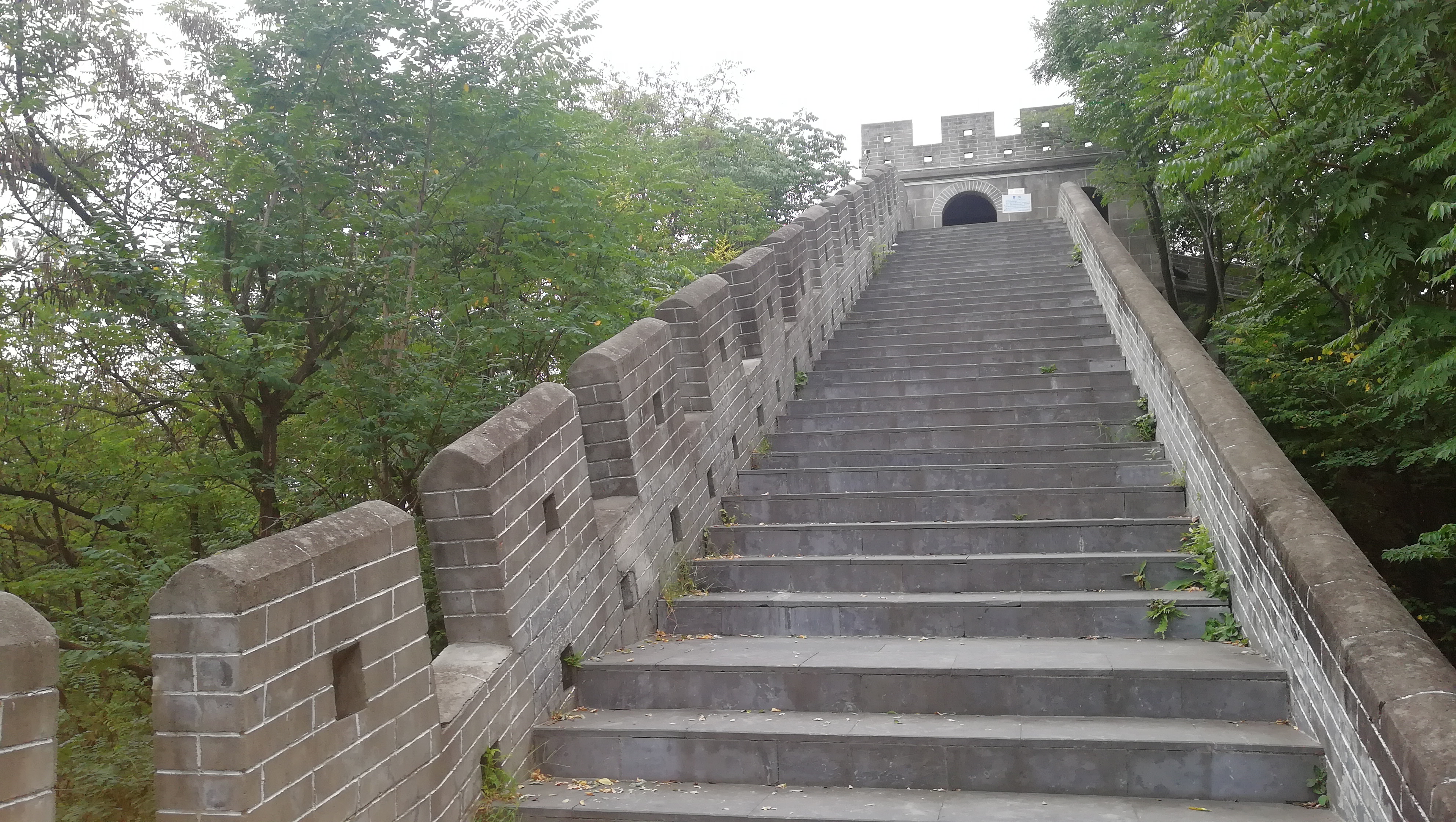 十堰人民公园晨练,本想上重阳塔看一看,结果没走对路,爬了一回小长城